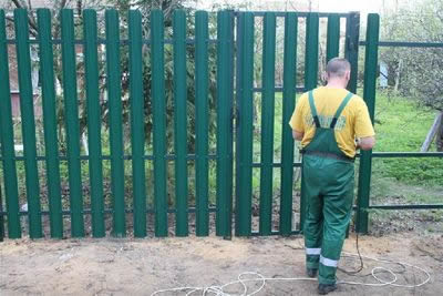 Фото 4 – Монтаж забора из профнастила