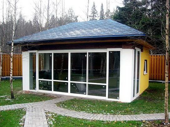 Фото 4 – Пластиковая конструкция закрытой беседки