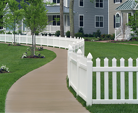 Фото 4 - Пластиковый забор в виде плоского штакета для загородного коттеджа