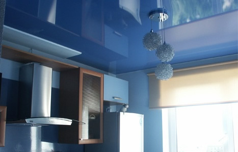 Пленочный натяжной потолок Pongs в интерьере кухни