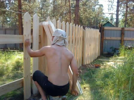 Фото 4 – Процесс установки штакетника своими руками