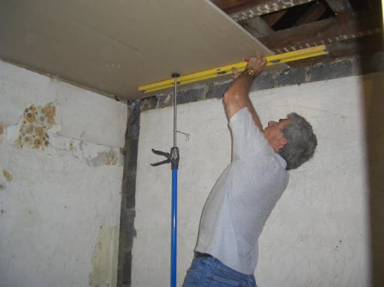 Фото 4 - Проверяйте ровность подвесного потолка с помощью уровня