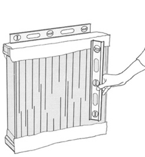 Фото 4 — Проверка радиатора, повешенного на крепления, по уровню