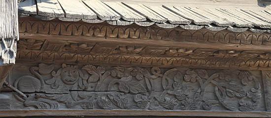 Фото 4 – Рельефная домовая резьба