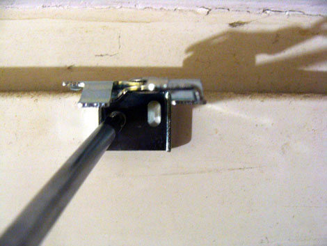 Фото 4 - Смонтируйте крепеж на стену, используя саморезы