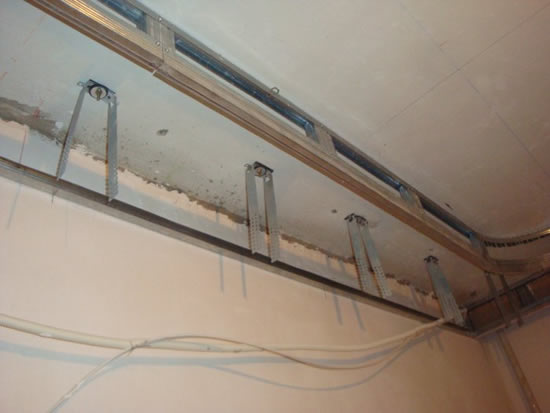 Фото 4 - Таким образом подвес крепится к основанию потолка