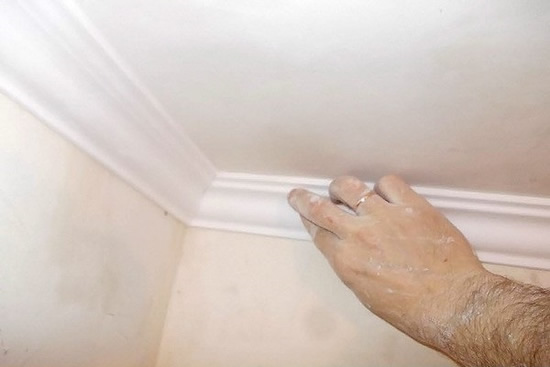 Фото 4 - Тщательное приклеивание потолочного плинтуса гарантирует его долговечность