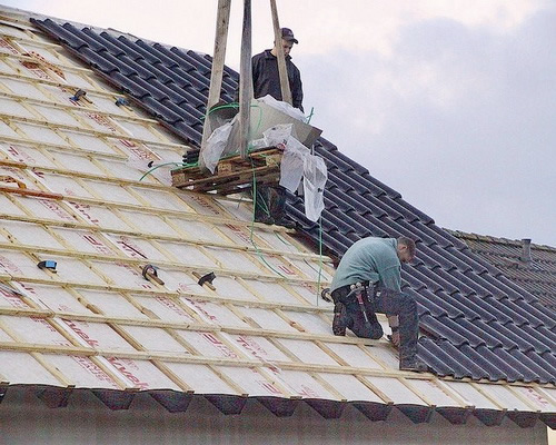 Фото 4 – Укладка металлопрофиля на кровлю с утеплением