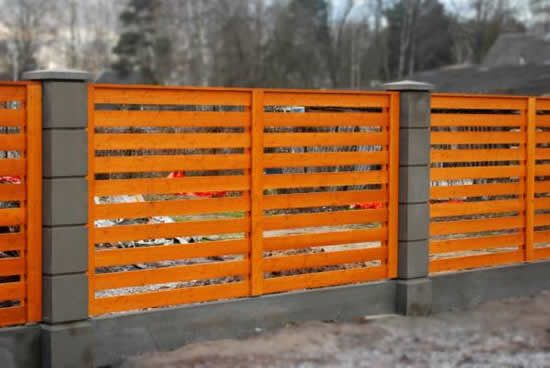 Фото 4 – Вариант забора, построенного с применением бетонных столбиков