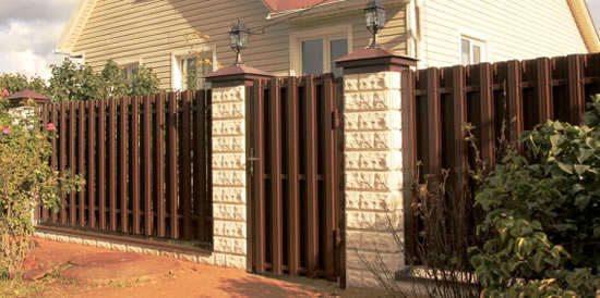 Фото 4 – Забор для дачного участка из металлического штакетника