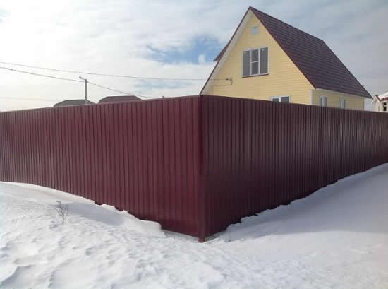 Фото 4 – Забор, построенный из металлического профиля