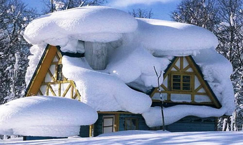 Фото 4 – Заснеженный дом на винтовых сваях