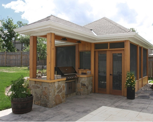 Фото 4 – Застекленная беседка из бревна с зоной барбекю