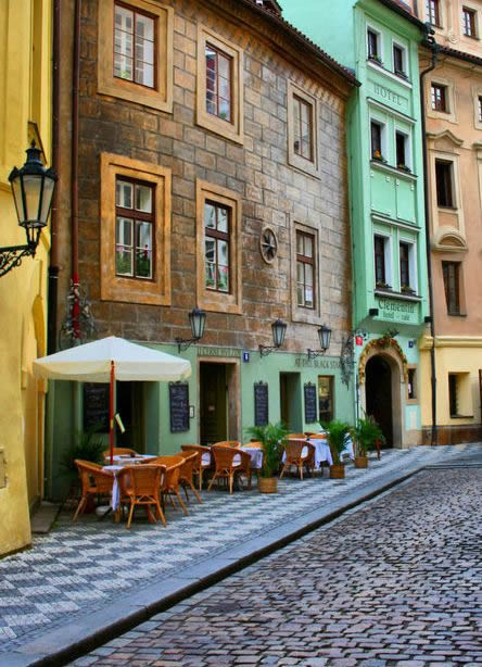 Кафе на европейской улице из каталога фотообоев paperhanger.ru