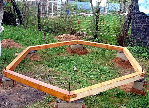 Фото 4 – Монтаж основания шестиугольной беседки