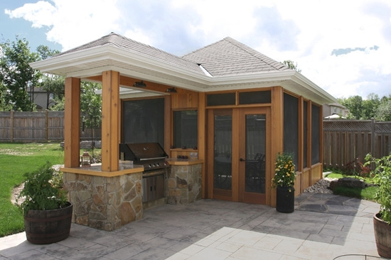 Фото 5 – Беседка закрытого типа с барбекю