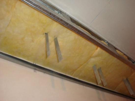 Фото 5 - Далее через подвесы продевается теплоизоляционный материал (в данном случае - это минвата (минераловата))