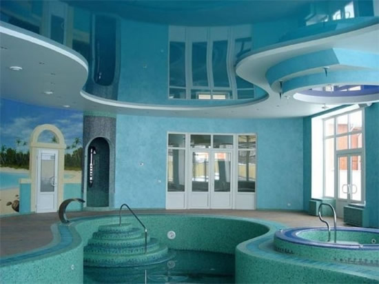 Глянцевый натяжной потолок – надежное решение для бассейнов