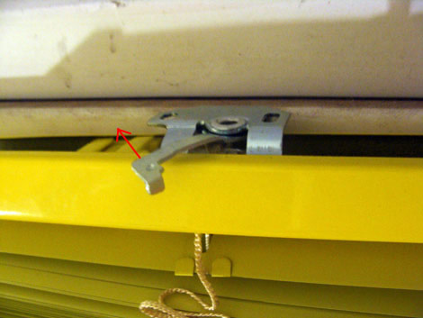 Фото 5 - Карниз вставьте в подготовленные крепления и закройте их