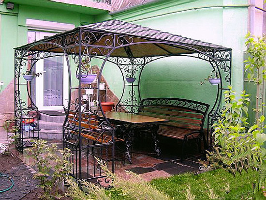 Фото 5 – Кованая беседка в классическим стиле