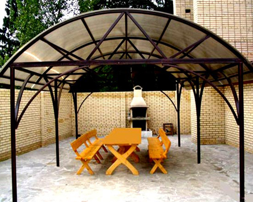 Фото 5 – Летняя беседка с крышей из поликарбоната