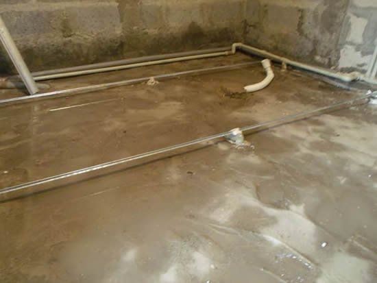 Фото 5 - Маяки установлены - можно приступать к заливке цементно-песчаного раствора