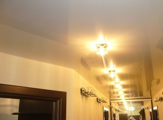 Натяжной потолок в прихожей