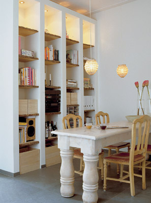 Фото 5 — Неплохая идея - стеллаж из гипсокартона, полки из дерева. Быстро выполненная и качественная работа