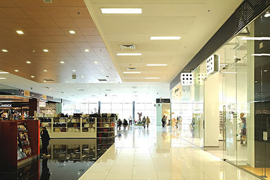 Фото 5 - Перфорированный подвесной потолок Армстронг в торговом центре