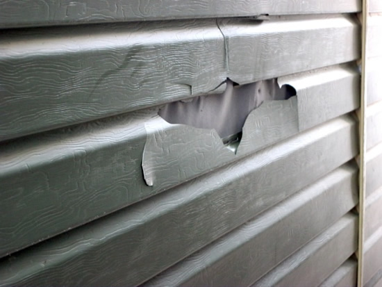 Фото 5 – Повреждение сайдинга