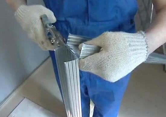 Фото 5 - При необходимости, профиля для металлического каркаса можно разрезать ножницам по металлу