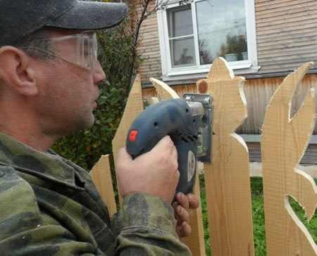 Фото 5 – Процесс создания узоров на деревянном штакетнике