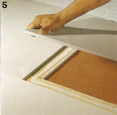 Фото 5 - Стыки плит обязательно проклеивают для лучшего сцепления элементов пола