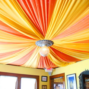 Фото 5 - Тканевое оформление потолка в интерьере гостиной