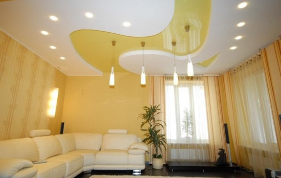 Фото 5 - В зале уместны как люстры, так и точечные светильники