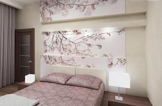 Цветущая ветка сакуры - фотообои, нанесенные на многоуровневый каркас для игры с восприятием пространства. Если смотреть на кровать от окна, будете видеть цельную картинку без перемычек. Стоит только сдвинуться на шаг - увидите разбивку каркаса