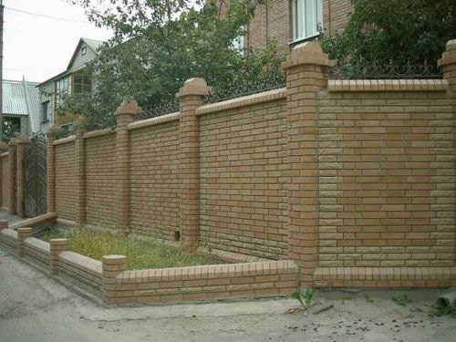 Фото 6 – Кирпичный забор