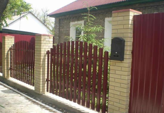 Фото 6 – Металлический забор из штакетника