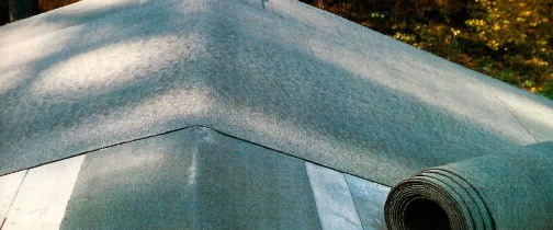 Фото 6 – Монтаж подкладочного ковра по торцу и коньку крыши 