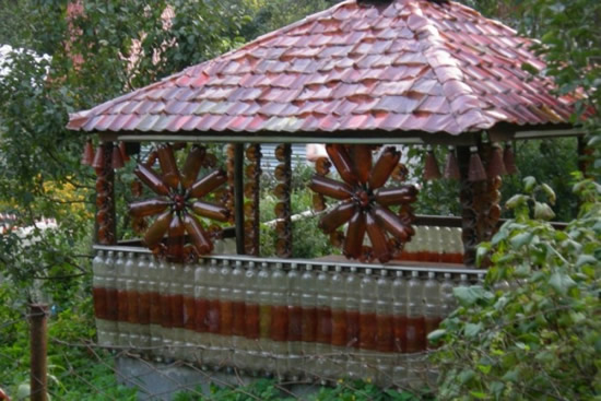 Фото 6 - Не только крыша, но и вся беседка может состоять из пластиковых бутылок