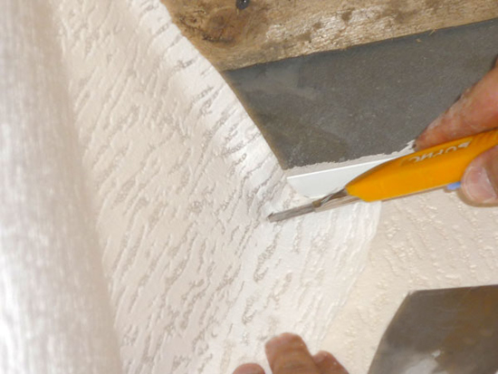 Обрезка обоев на стыке стен и потолка