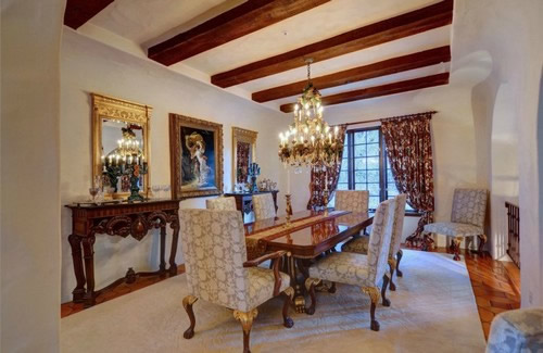 Фото 6 - Потолочные балки добавляют интерьеру элегантности и уюта