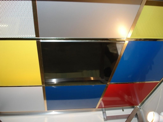 Фото 6 - Разноцветный плиточный подвесной потолок