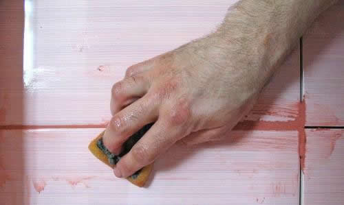 Фото 6 - Стирание губкой излишков затирки