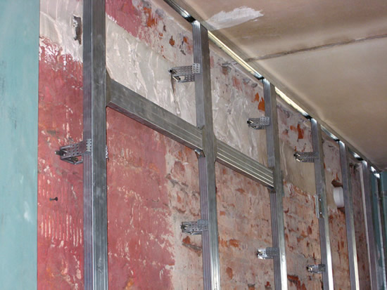 Фото 6 - Установка продольных профилей для гипсокартона в пазы. Загиб уголков