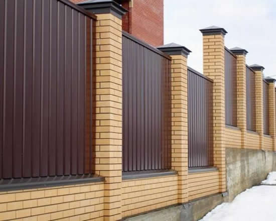 Фото 6 – Забор с кирпичными столбами и цоколем