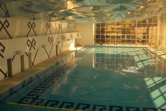 Зеркальный натяжной потолок в бассейне