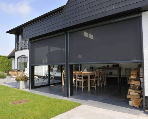 Фото 7 – Беседка с затемненными рулонными шторами из ПВХ