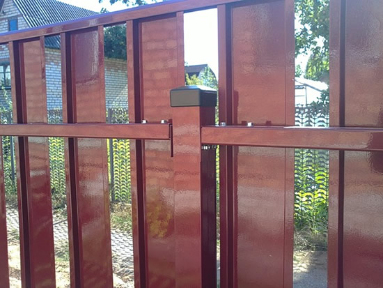 Фото 7 – Металлический штакетник