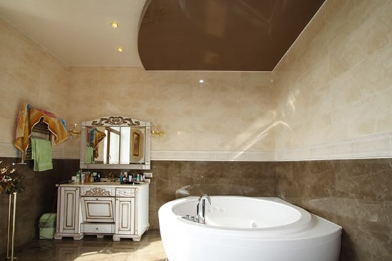 Натяжной потолок в ванной